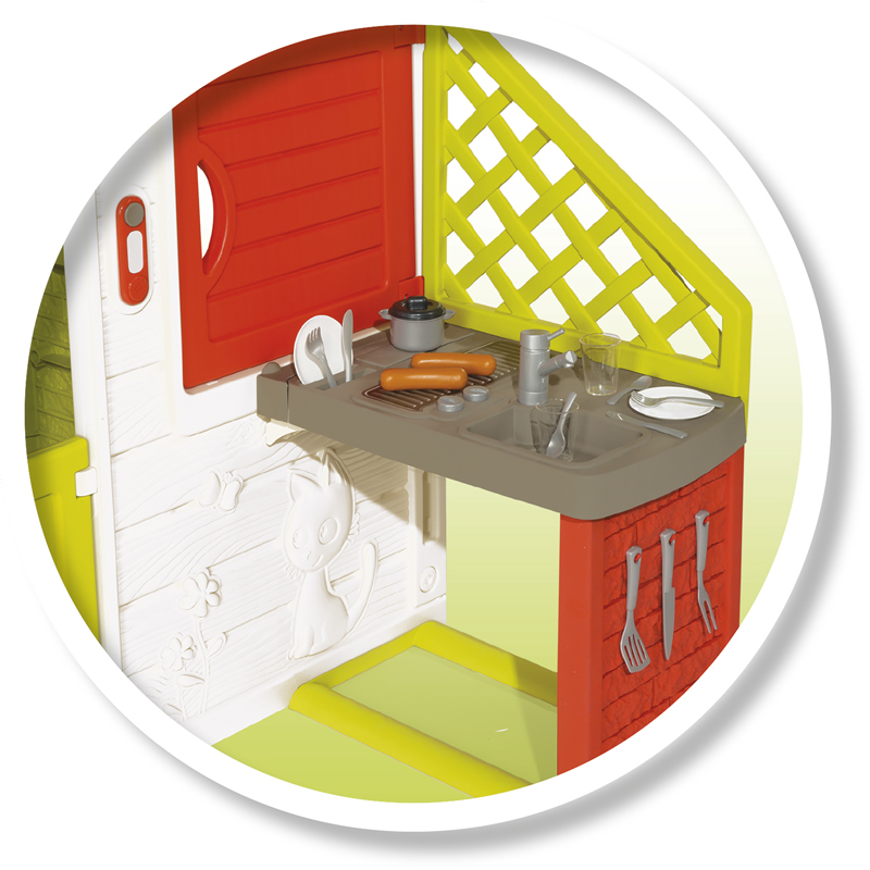 Кухонная зона домика Smoby 810202 оборудована мойкой с подводом воды
