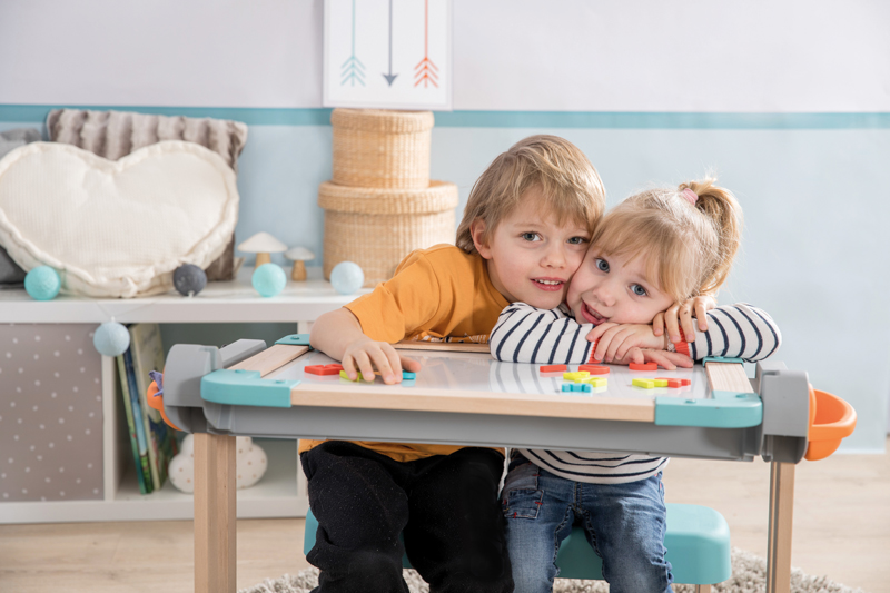 Парта с двусторонней доской для рисования Smoby 420301 могут сидеть два ребенка