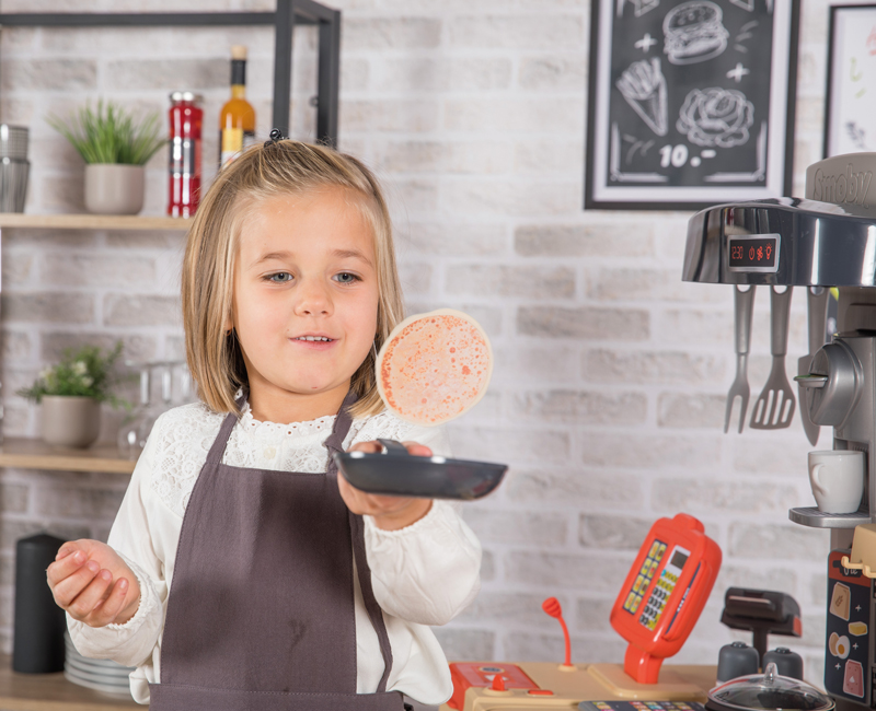 С набором ресторан шеф повара Smoby с кухней 312303 детишки могут научится готовке