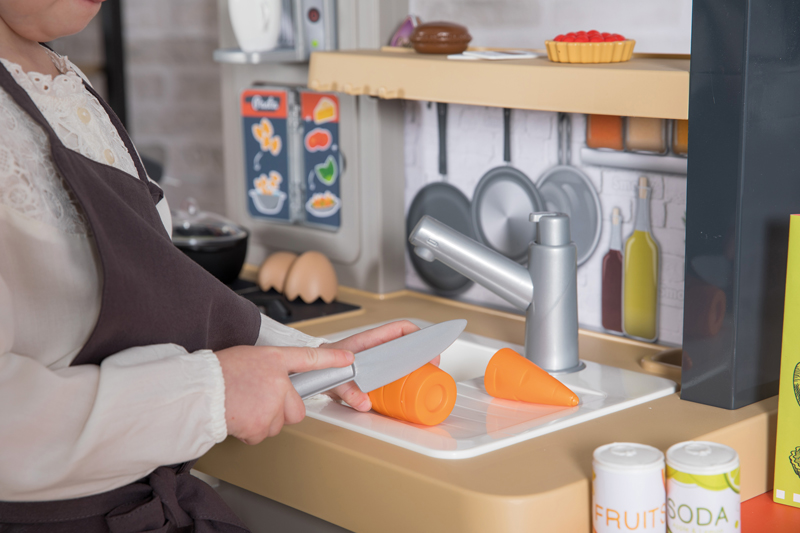 С игровым гестораном шеф повара Smoby с кухней 312303 ребнок учится нарезать продукты