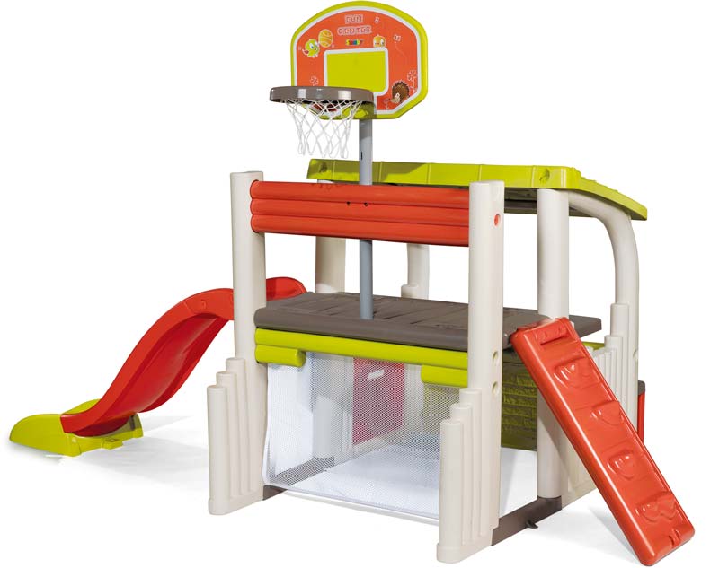 Комплекс Smoby 840203 оборудован двусторонней площадкой, баскетбольным кольцом с сеткой, скалолазкой, футбольными воротами